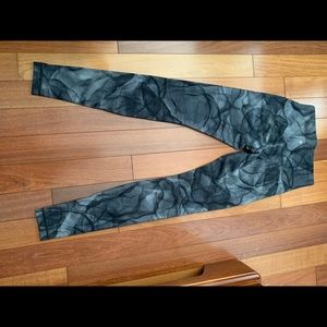 Lululemon yoga performance leggings size 8. Black white grey pattern. EUC